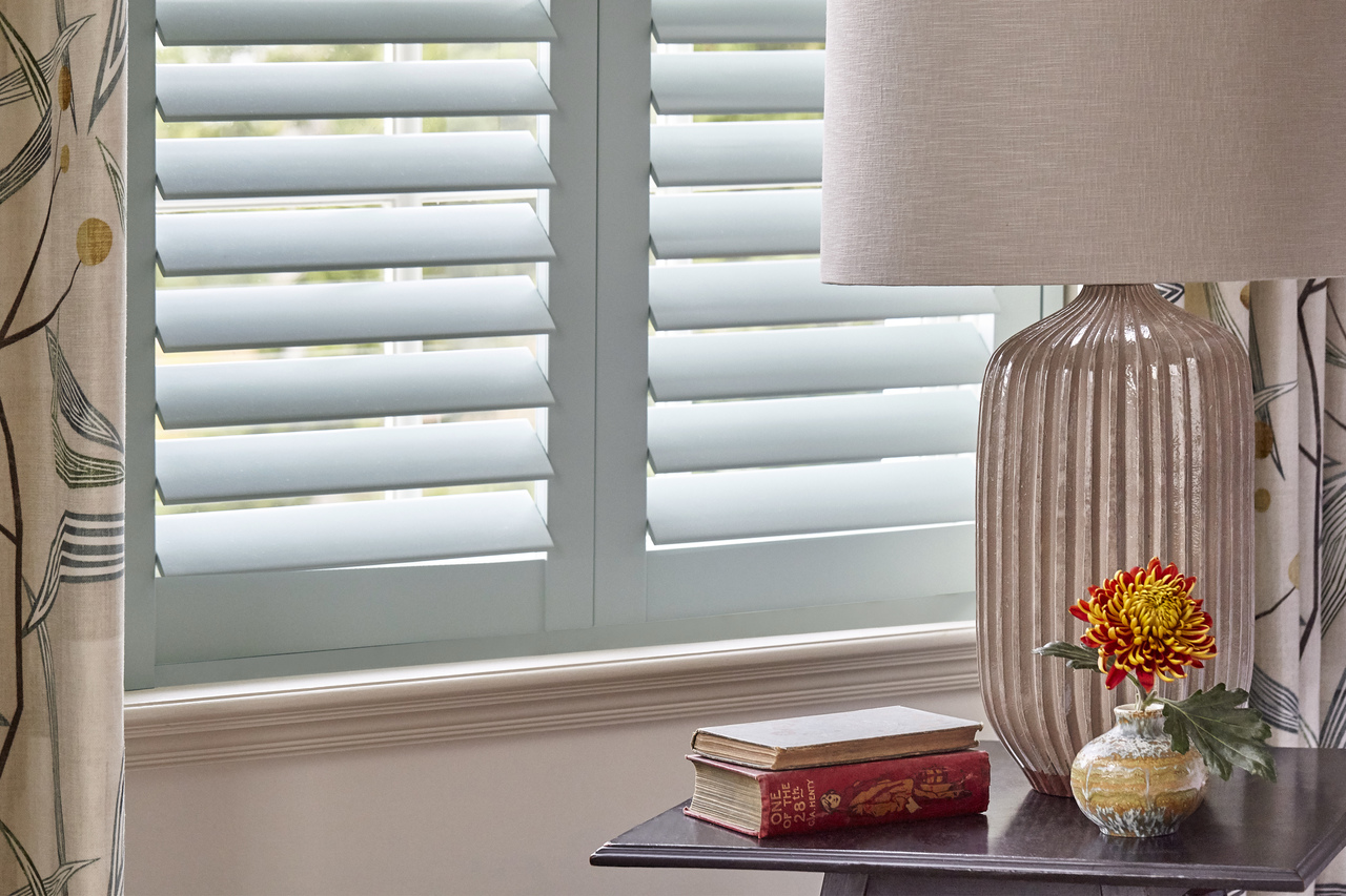 Ts 2021 Harlequinshutterslaunch Harlequin Cafe Shutters Seaglass Harlequin Curtains Entity Emerald Ochre Bedroom Detail 2