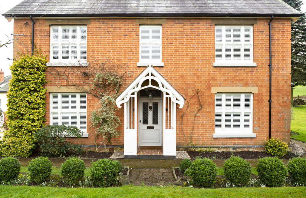 Ts 2022 Influencer Caroline Macleod White Shutter House Landscape 3735 1